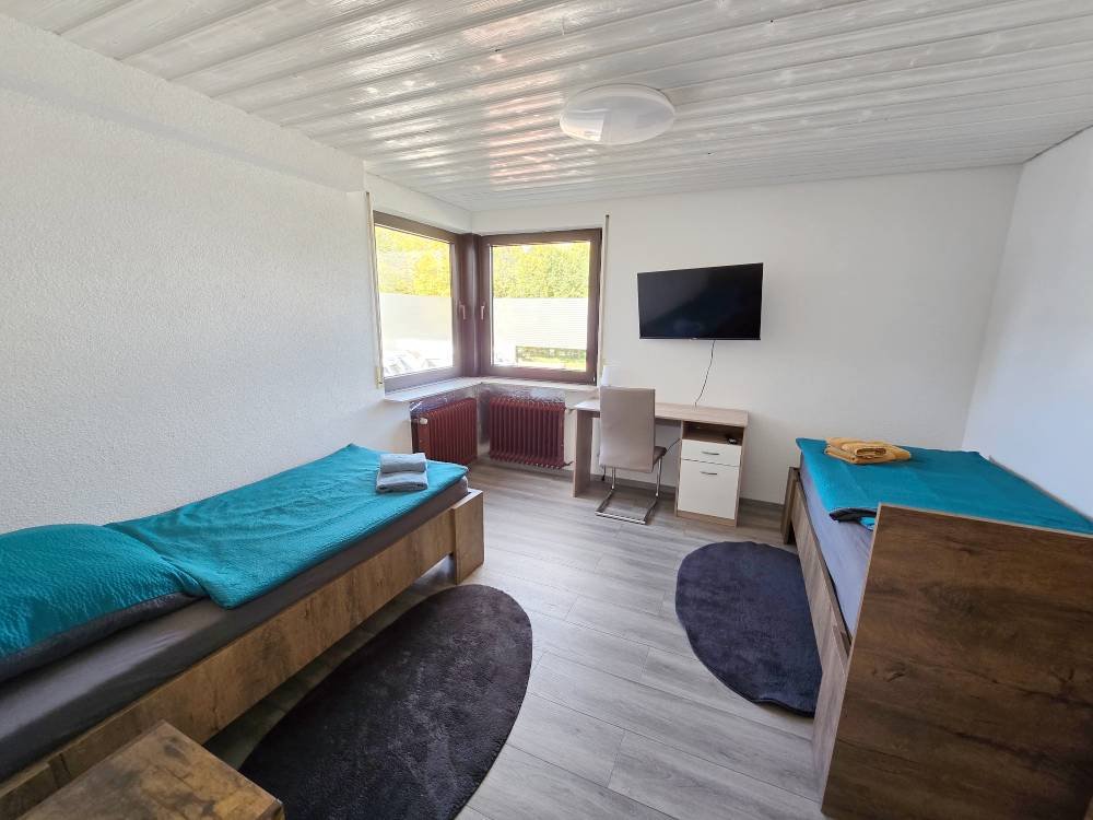 Schlafzimmer mit zwei Einzelbetten